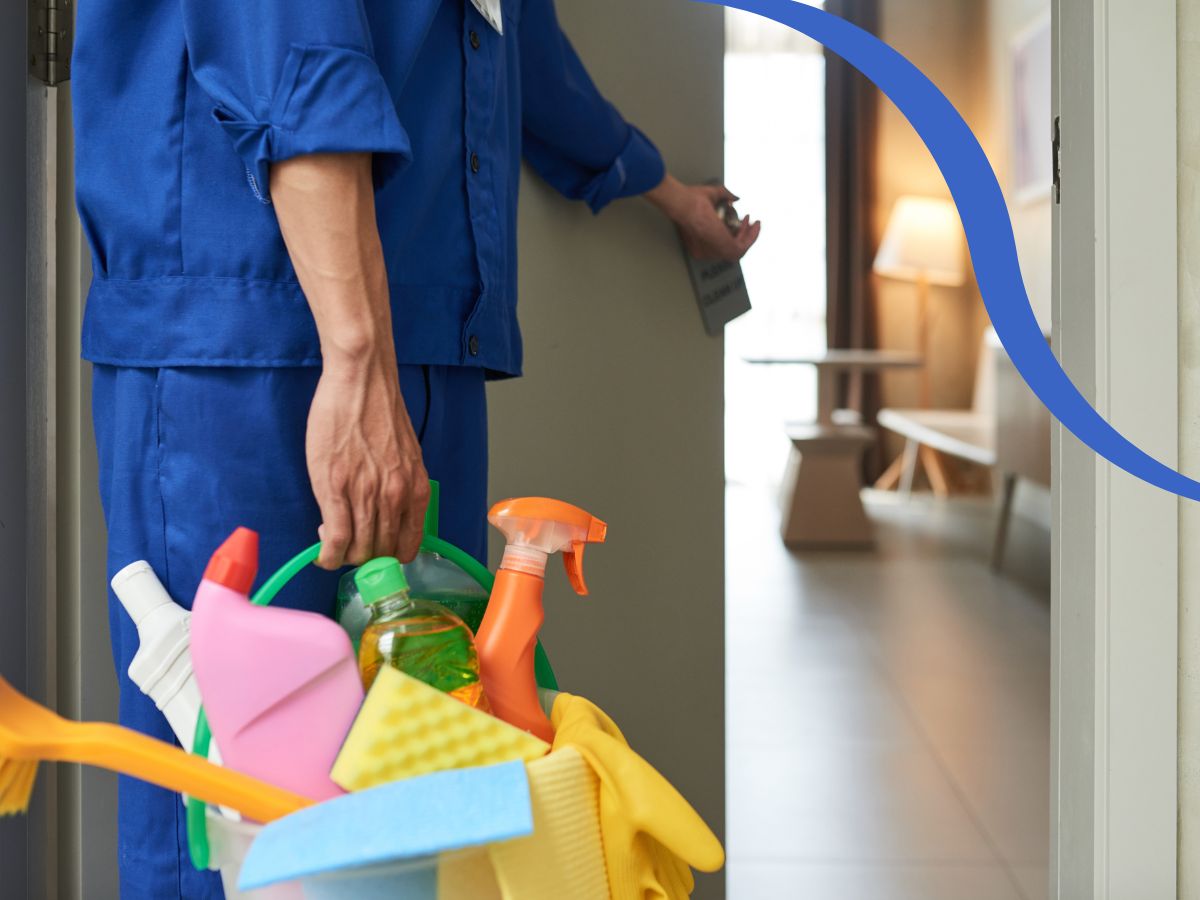 How many rooms should housekeeper clean per hour?